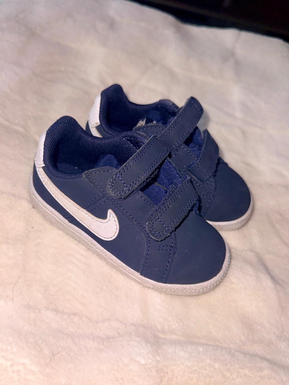 Nike Kids Court Royale hook & Loop Sneakers - Navy Blue. Kids 5.5